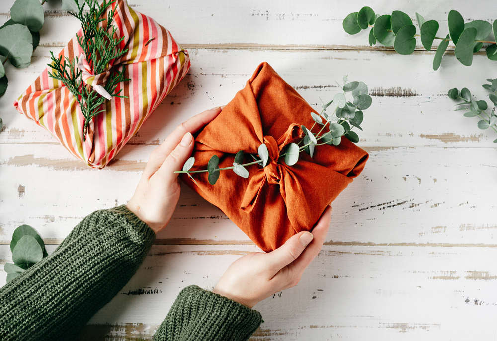 Weihnachtsstoffe-Geschenk verpacken